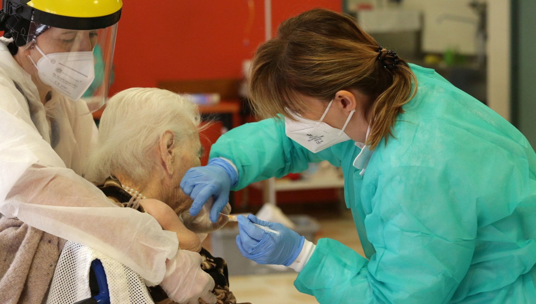 Napoli – Allarme truffa vaccini, anziani nel mirino di malintenzionati