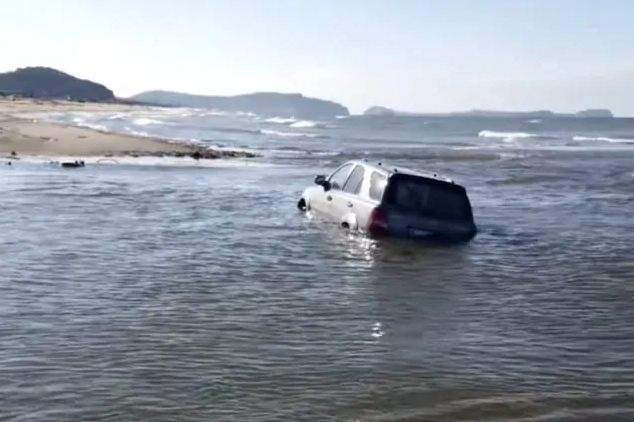 Licola, prova il SUV in spiaggia: 39enne di Frattamaggiore perde la vettura in mare (VIDEO)