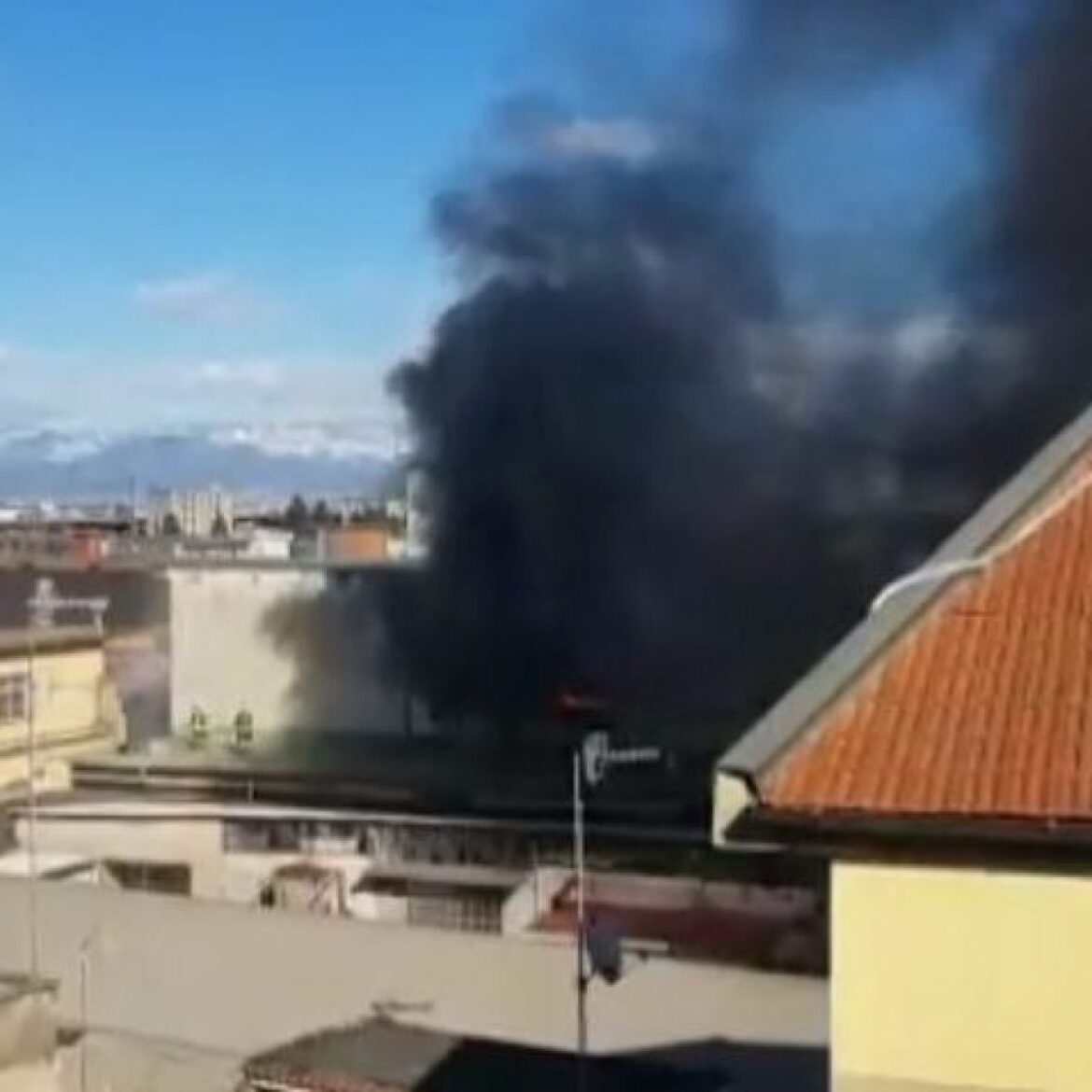 Rogo ad Arzano: brucia una fabbrica di prodotti chimici (VIDEO)