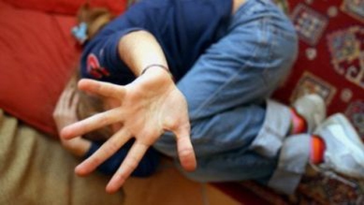 Uomo violenta bambina disabile