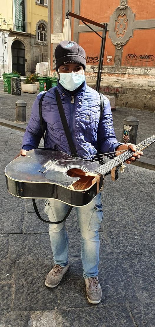 Napoli, aggressione ad un’artista di strada – Distrutta la sua chitarra