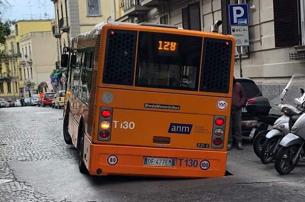 Napoli, autobus sprofonda in una voragine (FOTO)