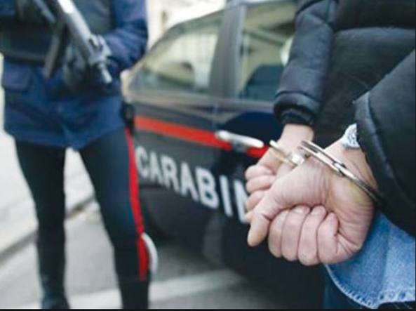 Frattaminore, blitz dei Carabinieri: sequestrati fucili e kalashnikov