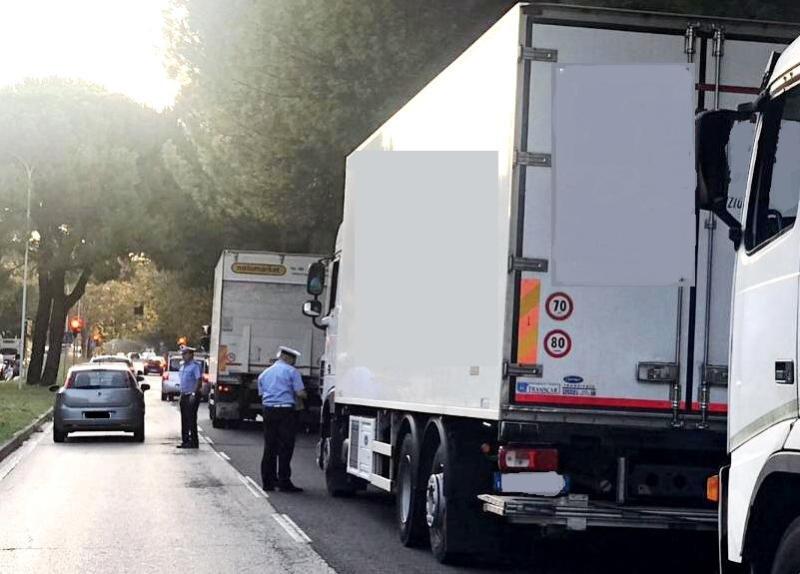 Divieto di transito veicoli pesanti: Sanzionati 17 camion