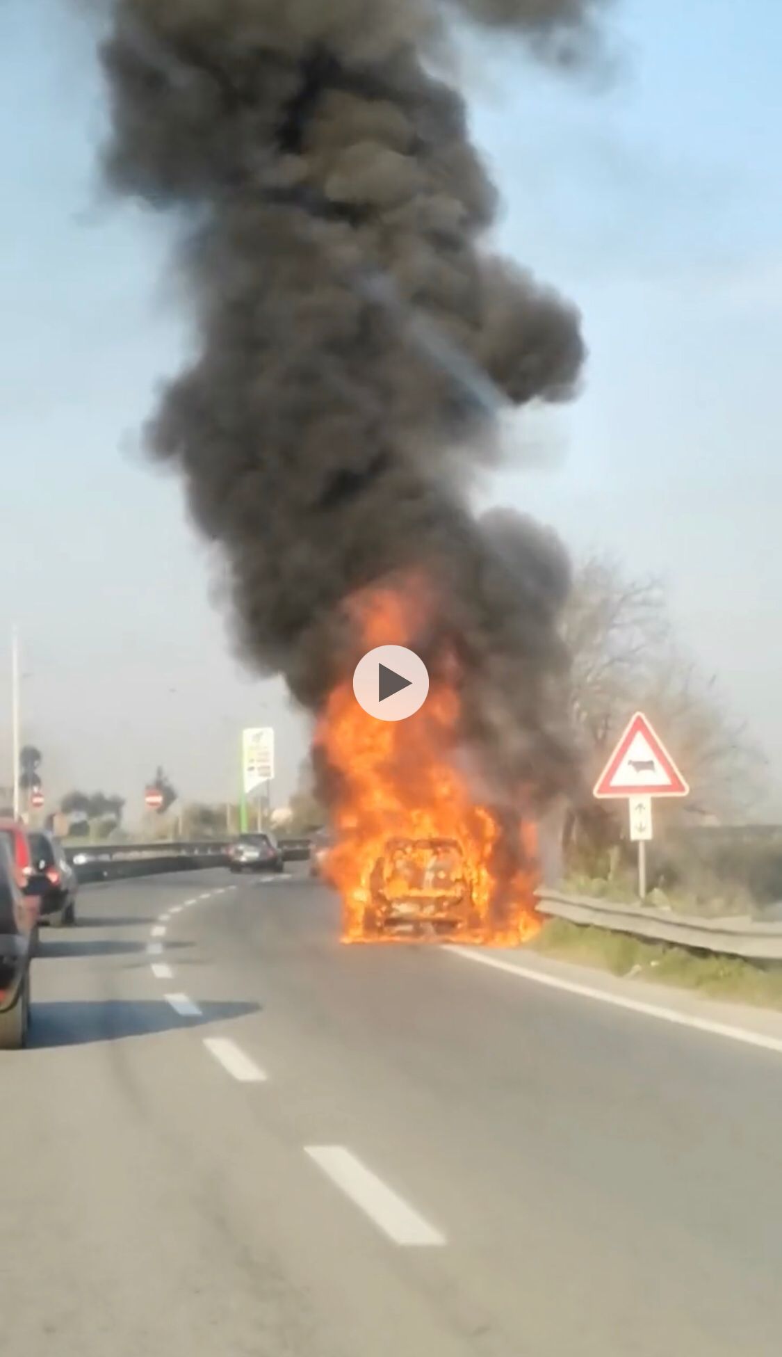 Auto in fiamme sull’asse mediano in direzione Frattamaggiore  (VIDEO)