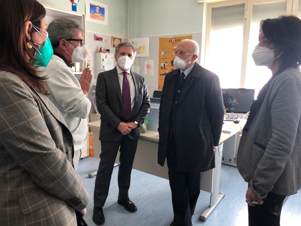 Giornata mondiale dell’autismo del 2 aprile: il governatore della Campania De Luca visita i centri di Qualiano