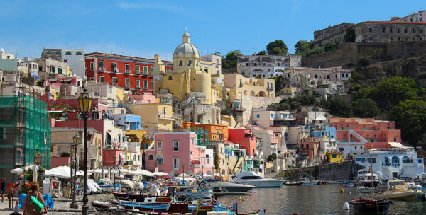 Procida, al via alle vaccinazioni per tutta la popolazione entro il weekend