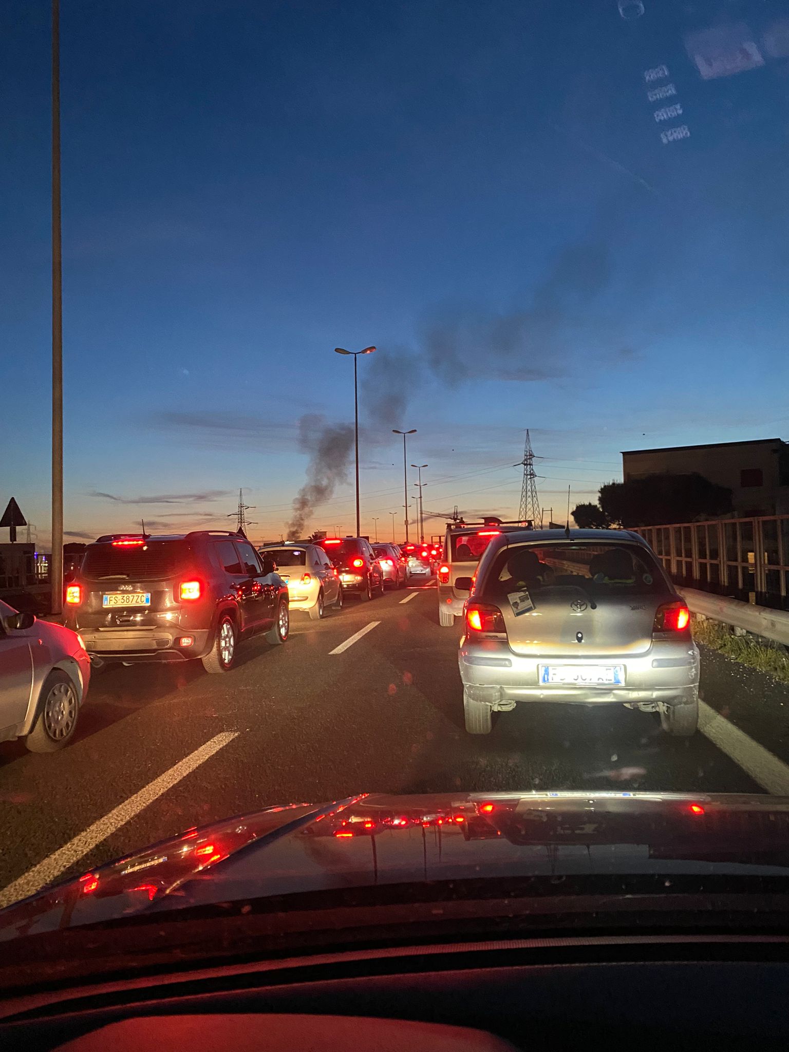 Frattamaggiore-Auto in fiamme sull’asse mediano (VIDEO)