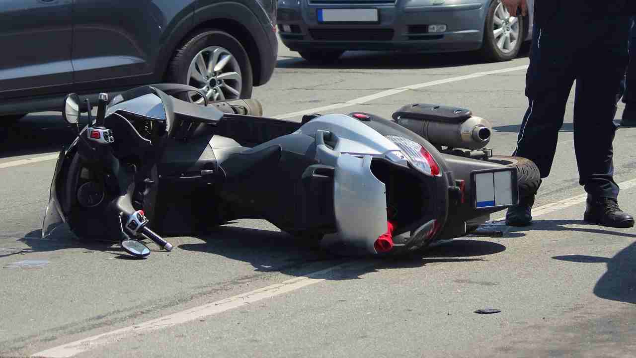 Uomo investito scooter marciapiede