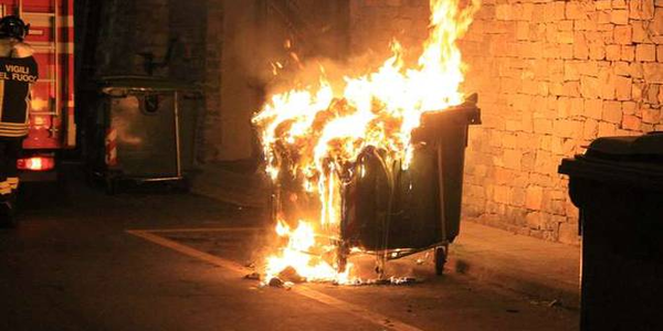 Napoli fuoco cassonetto