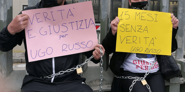 Napoli genitori incatenati tribunale