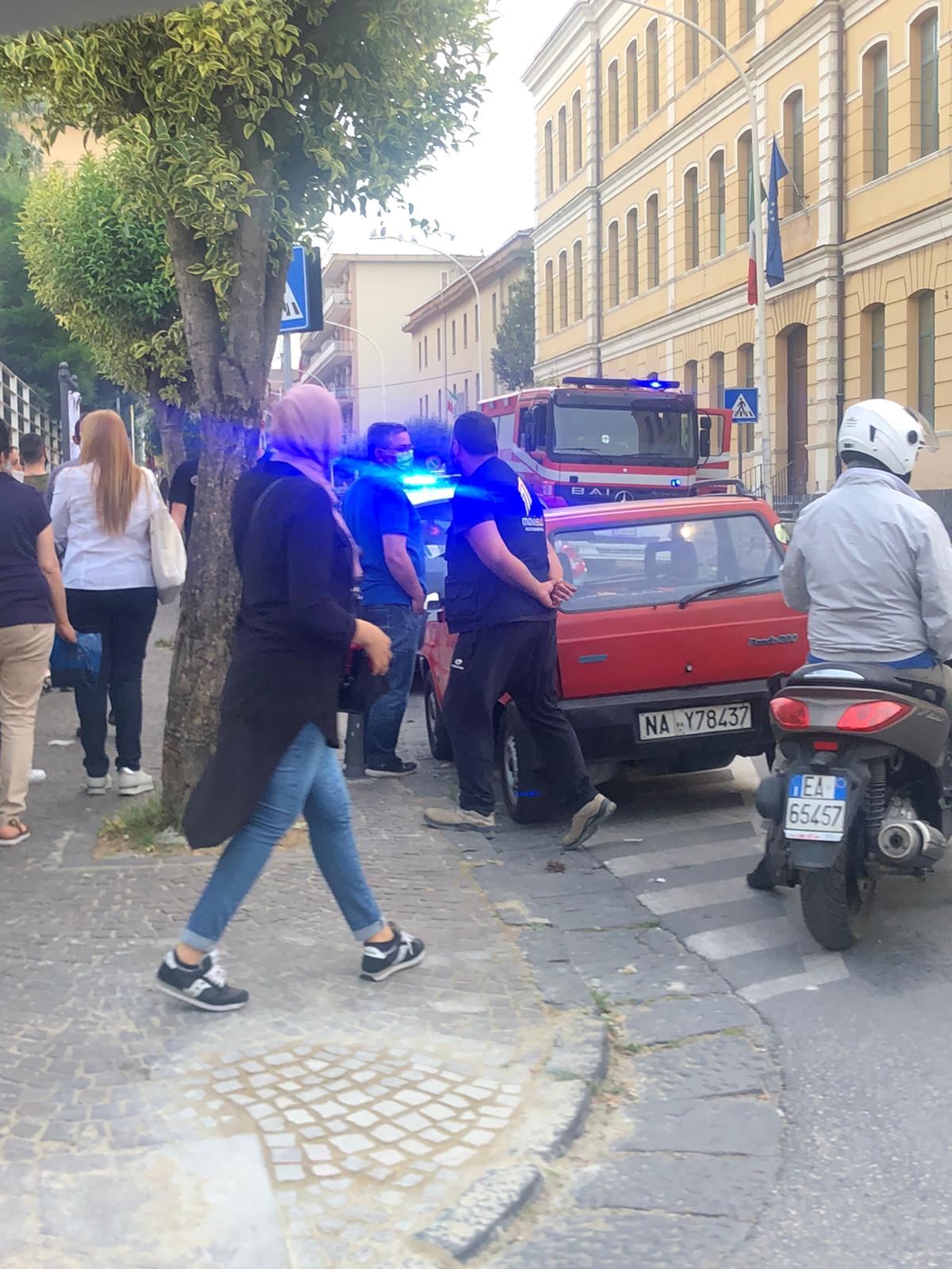 Auto in fiamme in pieno centro a Frattamaggiore