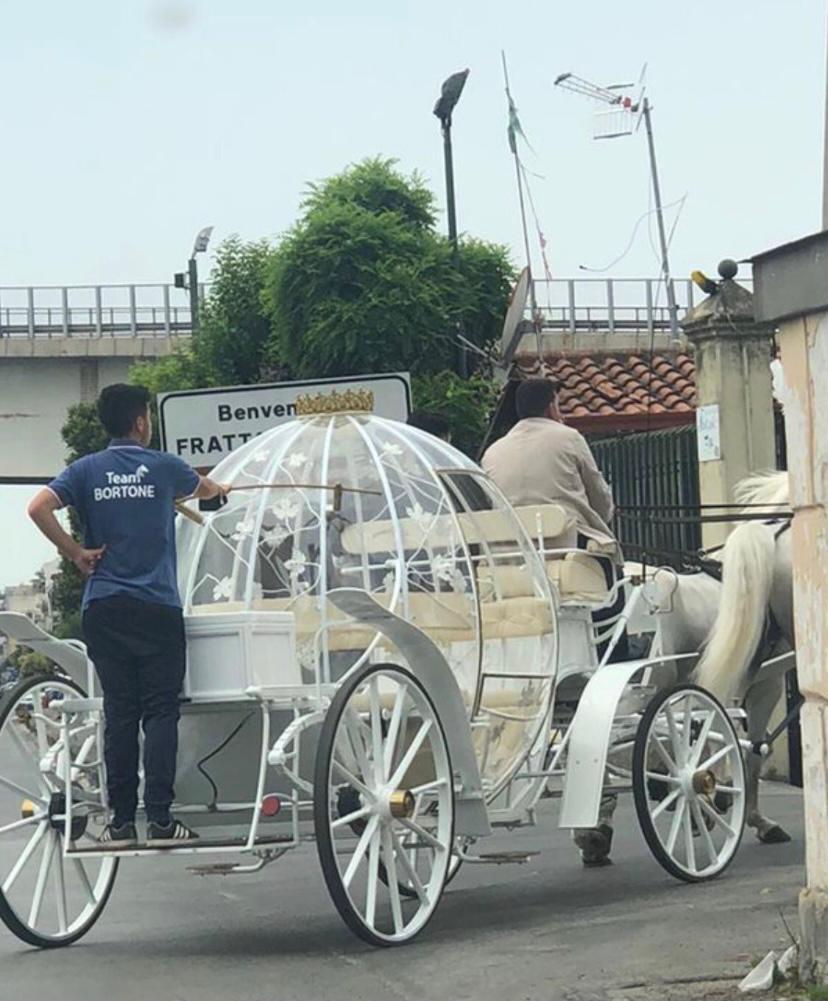 La carrozza di Cenerentola in giro per Frattamaggiore