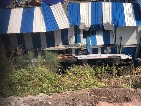 Capri: Bus precipita su un lido. Morto il conducente. 19 feriti
