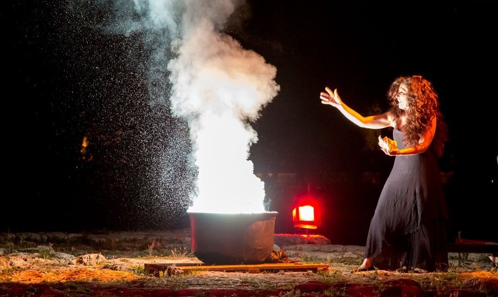Paestum, al Tempio di Nettuno lo spettacolo teatrale “Medeae…da Euripide in poi”