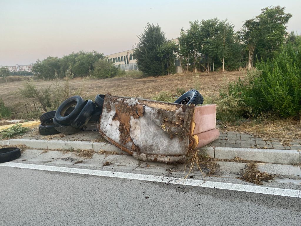 Via Siepe Nuova, rifiuti