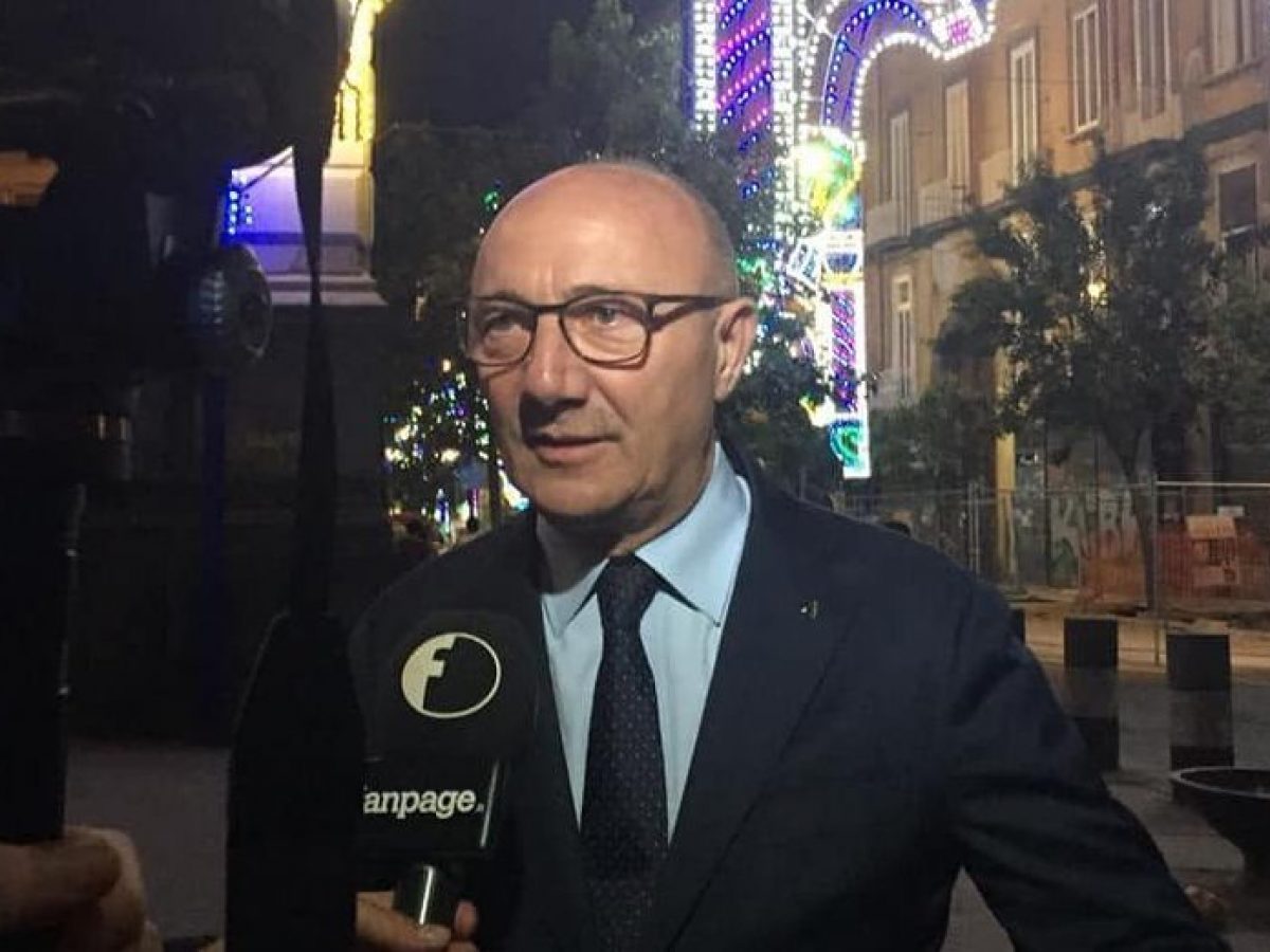 Napoli illuminata per Natale, Ciro Fiola si deve giustificare. Assurdo