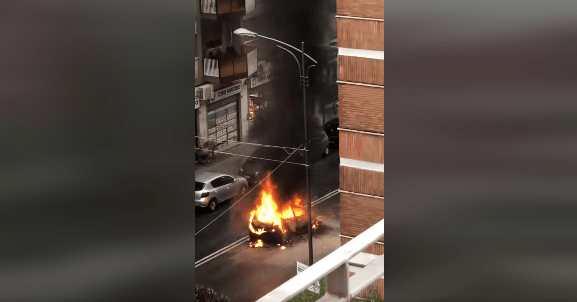 Napoli, auto in fiamme a via Cilea [VIDEO]