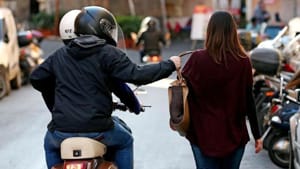 Frattamaggiore,la dipendente comunale scippata continua il suo calvario in ospedale