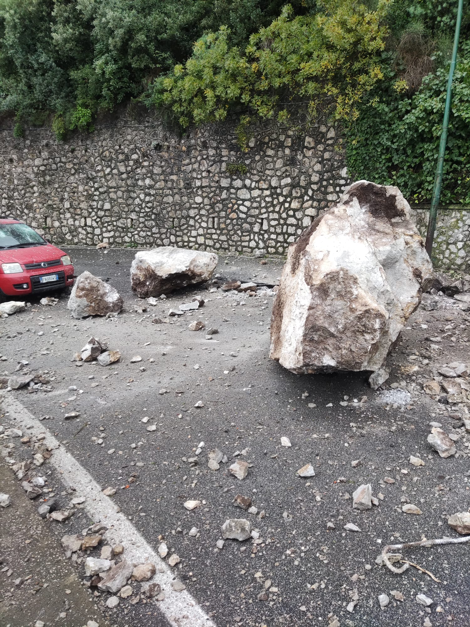 Capri, cede un masso, salvi per un miracolo