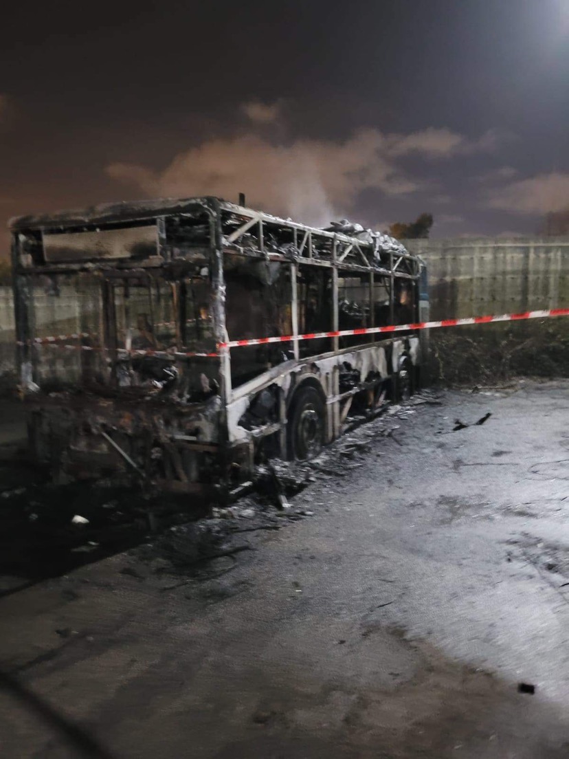 Manfredi sblocca gli stipendi per la Ctp ma nel deposito di Arzano divampa un incendio