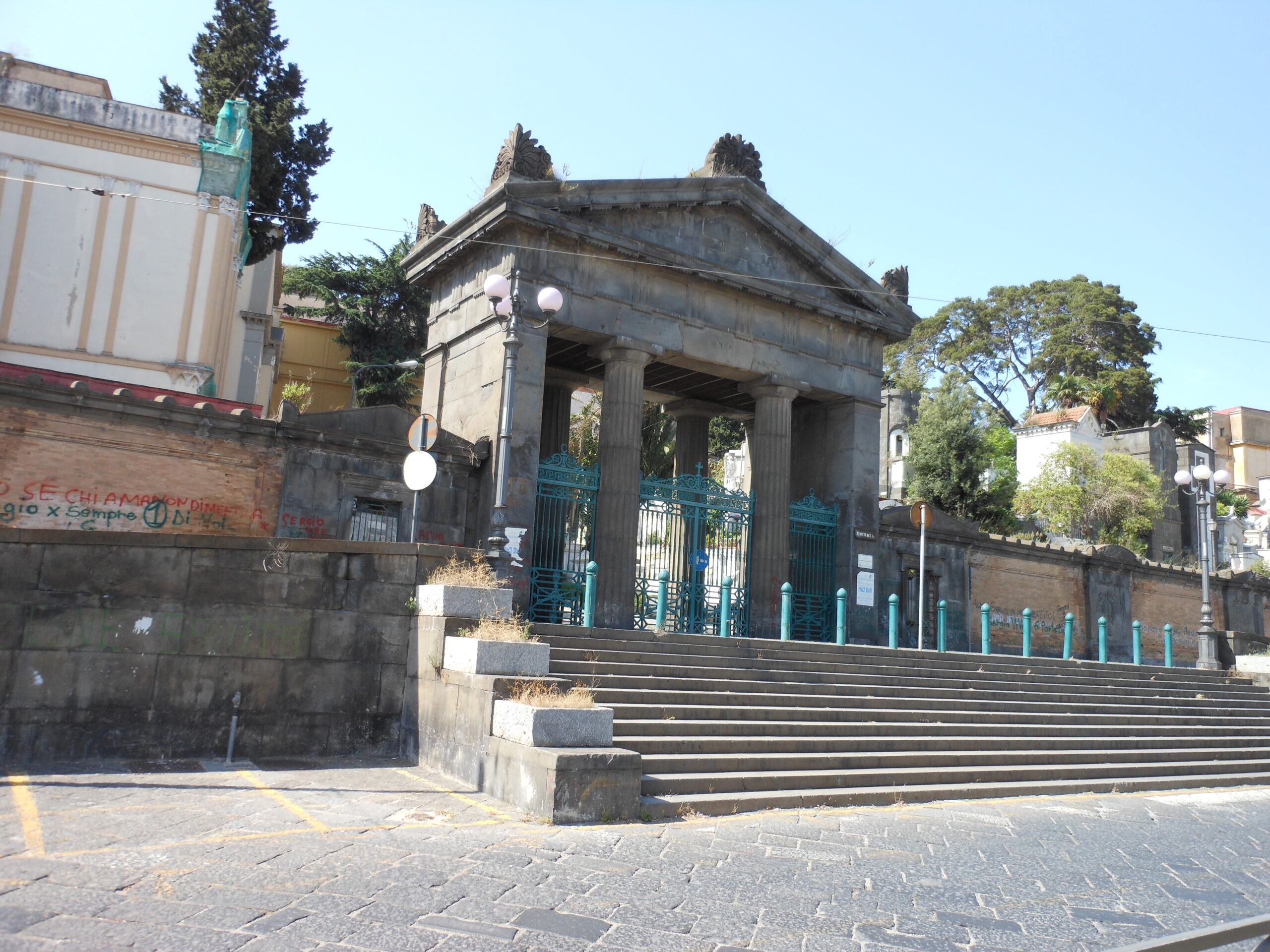 Cimitero di Napoli, nemmeno i defunti sono tranquilli