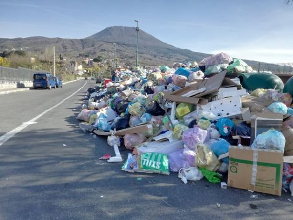 Torre del Greco,48 ore senza netturbini e con un Sindaco sotto sfiducia