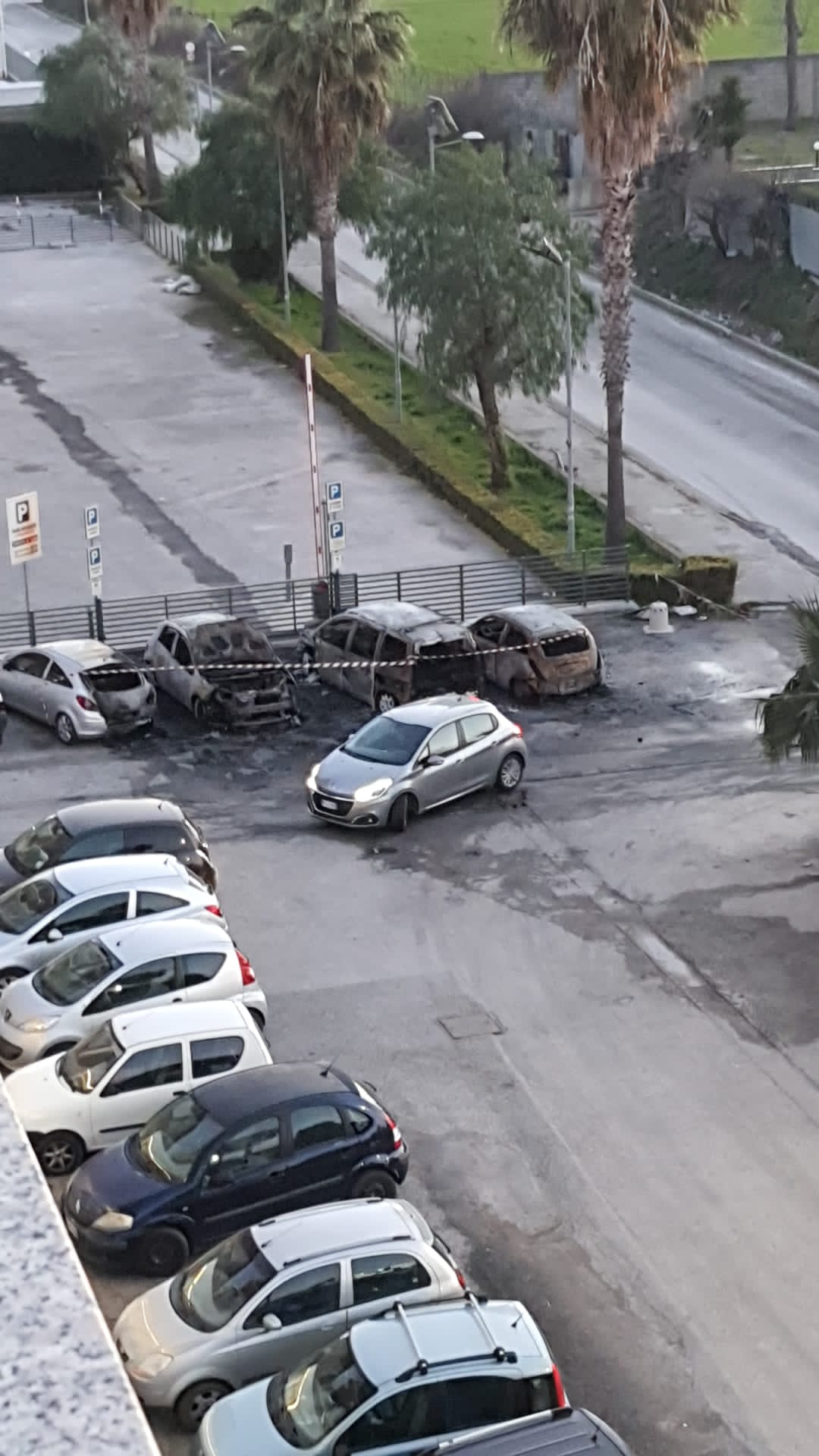 ( Video)Orta di Atella,incendio nella notte di 4 auto in Via Bugnano