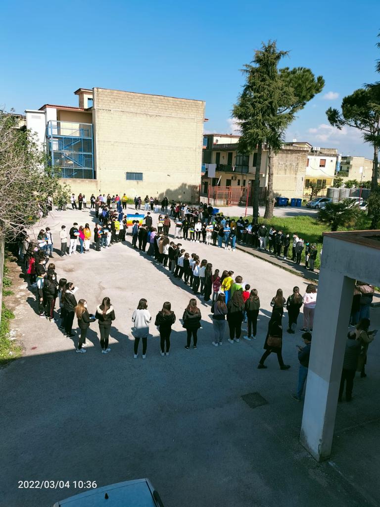 Frattamaggiore , Flash  mob per l’Ucraina alla Genoino-D’Acquisto(Video)