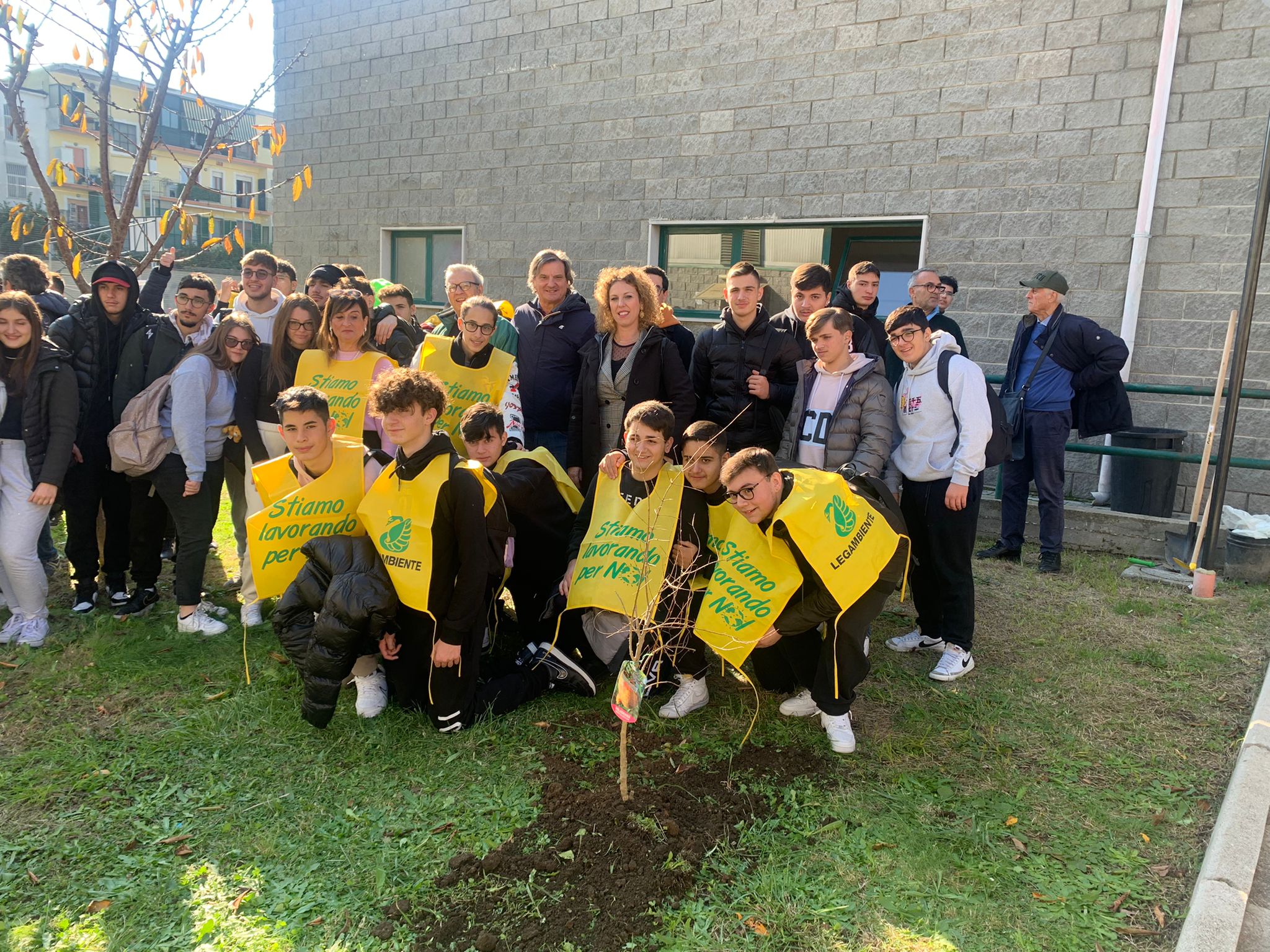 All’ I. s.Dalla Chiesa si fa la differenza piantumando alberi