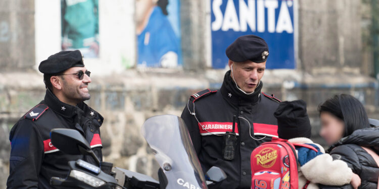 Napoli, Carabinieri salvano una bimba di 9 dal soffocamento