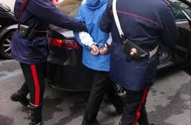 Sant’Antimo, si presenta dai Carabinieri per denunciare, viene arrestato