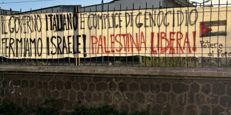 Frattamaggiore, Potere al Popolo espone uno striscione in sostegno del popolo palestinese