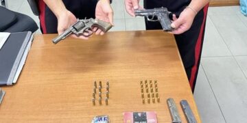 Qualiano, padre e figlio trovati con pistole e droga
