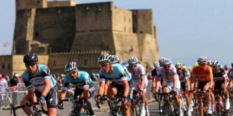 Giro d’Italia 2024 farà tappa di nuovo sul lungomare di Napoli