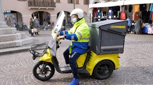 Crispano, ruba lo scooter del postino, arrestato