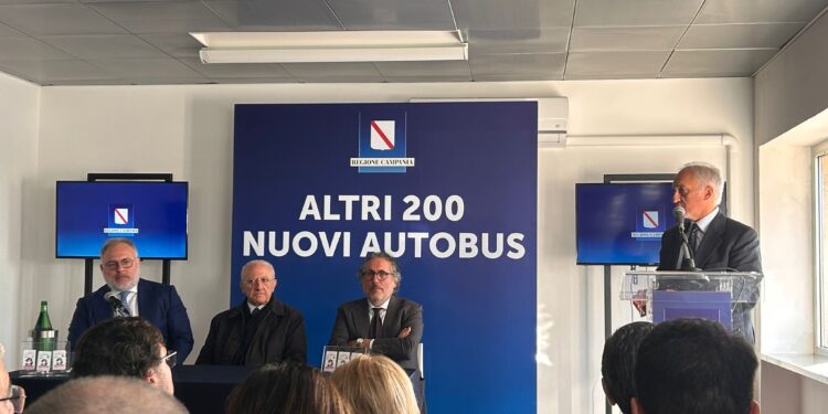 A Caserta presentazione di 200 nuovi bus a con De Luca presente