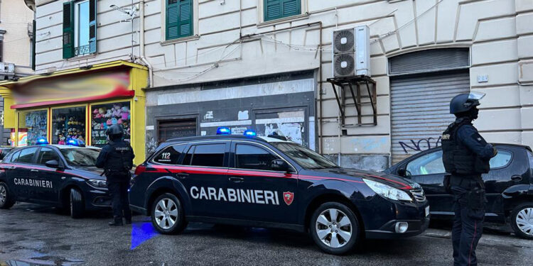 Napoli, rapinata e trascinata a terra per metri