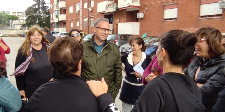 Casoria , confronto del Sindaco con gli abitanti di Via Castagna