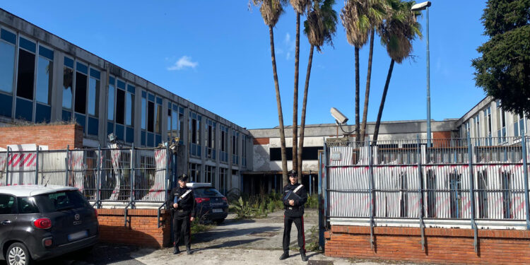 Arzano, Carabinieri trovano nascondiglio per auto rubate