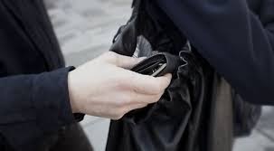Napoli, sfila portafogli a studentessa viene preso da carabiniere libero dal servizio
