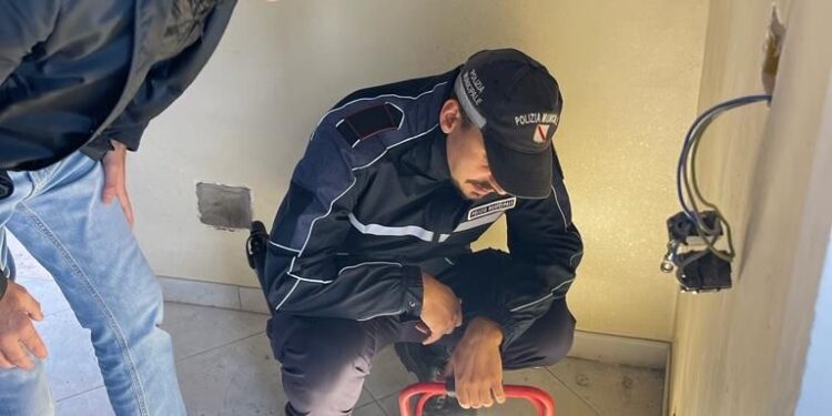 Ercolano, in immobile confiscato si scopre botola per cunicolo segreto