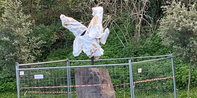 Ottaviano, San Michele Arcangelo e Augusto le statue ai piedi del palazzo mediceo