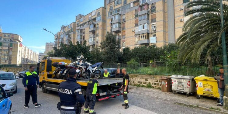 Scampia , rimossi dalla polizia locale veicoli abbandonati