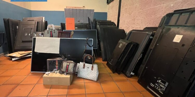 Napoli, zona Vasto, sequestro di 90 Mila prodotti falsi