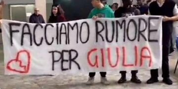 Ercolano , un minuto di rumore per Giulia all’esterno dell’istituto Rodino’