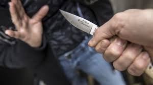 Giugliano, anziano minaccia due ragazzini in villa