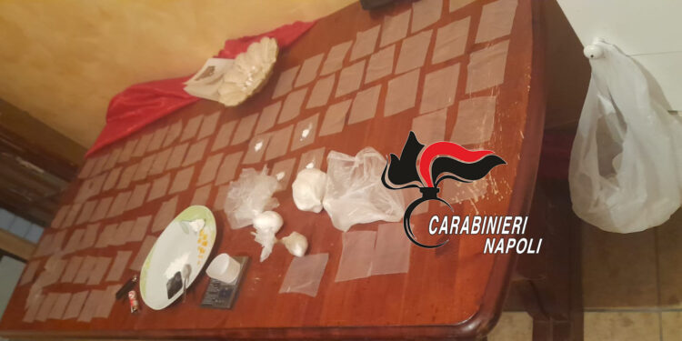 Casoria, zona Arpino, tavola imbandita per confezionare dosi di droga