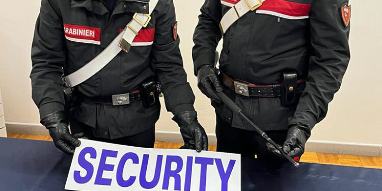 Volla, si finge vigilante con scritta “Security” e lampeggiante sulla sua auto