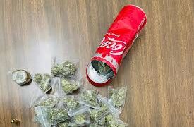 Napoli, Via Petrarca, uomo nascondeva droga nella lattina di Coca Cola